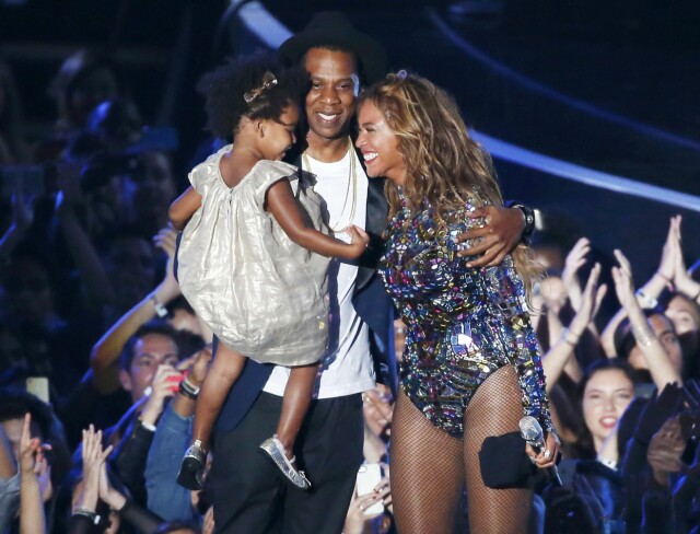 FAMILIE: Blue Ivy, pappa Jay Z og mamma Beyoncé under MTV Video Music Awards i 2014. Foto: Reuters FAMILIE: Blue Ivy, pappa Jay Z og mamma Beyoncé under MTV Video Music Awards i 2014. Foto: Reuters